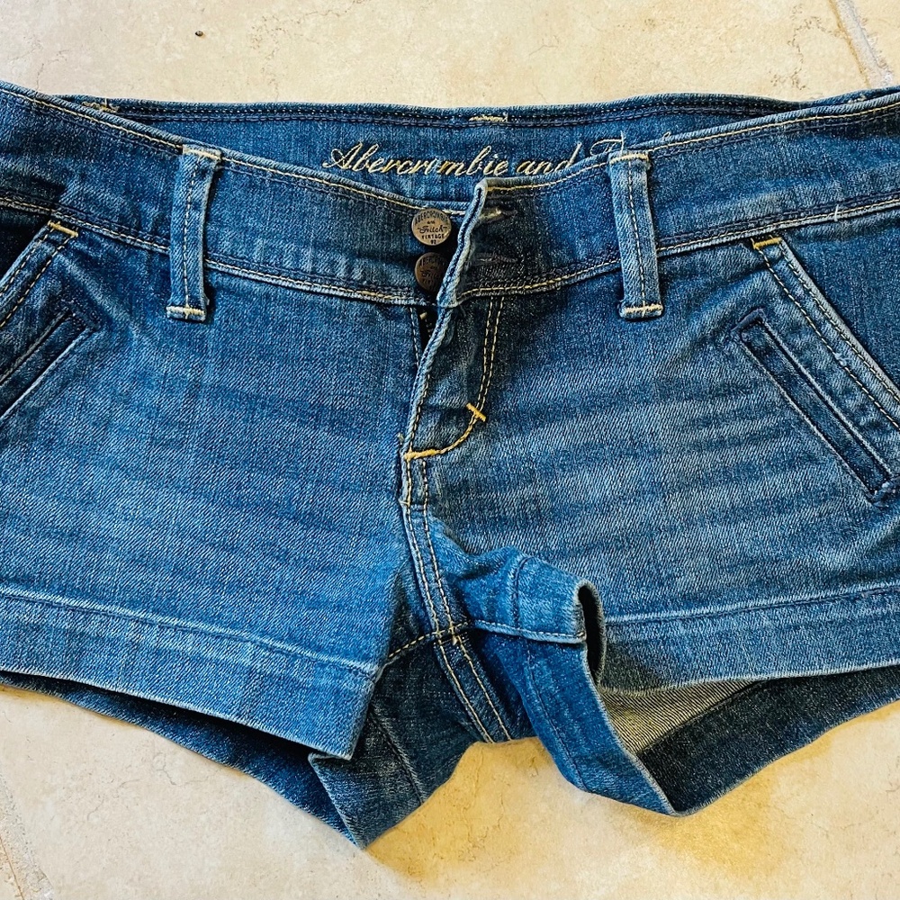 00- CLASSIC Abercrombie & Fitch denim shorts.